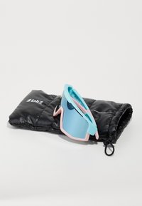 Sonnenbrille mit blauen, reflektierenden Gläsern, pinkem und aqua-farbenem Rahmen. Inklusive einem schwarzen gepolsterten Beutel mit Logo.