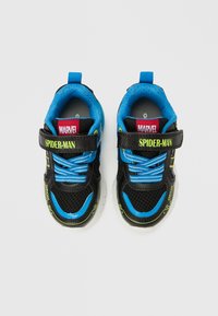 Czarne siateczkowe sneakersy z niebieskimi akcentami, wyposażone w pasek na rzep z napisem „SPIDER-MAN”, jasnoniebieskie sznurowadła oraz białą gumową podeszwę.