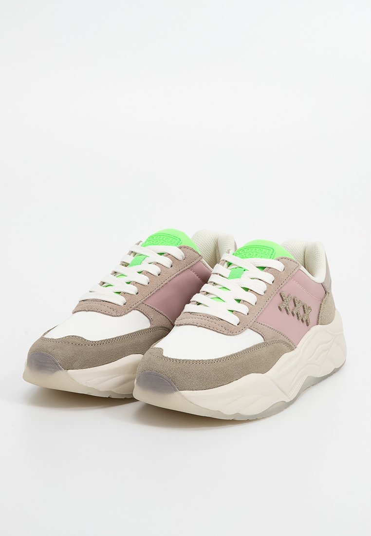 Sneakers met een combinatie van witte, beige en lichtroze suede en mesh. Kenmerkt zich door felgroene accenten en een chunky rubberen zool.