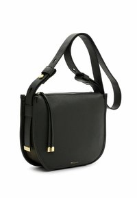 Bolso de hombro de cuero negro con una textura suave, detalles en metal dorado, correa ajustable y forma rectangular delgada.