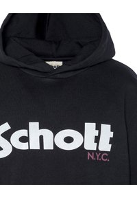 Felpa nera con cappuccio regolabile, con grande scritta bianca "Schott" e "N.Y.C." in un font bordeaux più piccolo, realizzata in morbido tessuto di cotone.