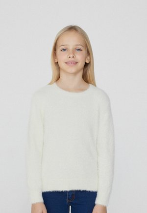Biały, puszysty sweter dzianinowy z okrągłym dekoltem i długimi rękawami, w połączeniu z niebieskimi dżinsami, minimalistyczny design, miękka struktura.