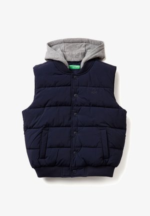 Chaleco de plumón navy con capucha gris, que presenta un cierre de botones, bolsillos laterales y una textura acolchada. Un dobladillo y cuello acanalados completan el diseño.