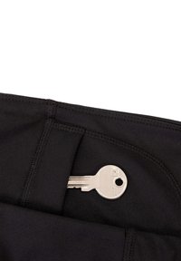 Zwarte sportshorts met een sleuteltas. De stof is soepel met zichtbare stiksels en een veilige pasvorm rond de taille.