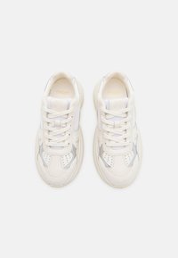 Vita sneakers med läder- och mesh-material, med silverdetaljer, rund tå och snörning. Logotyp synlig på innersulan.