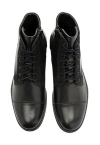 Czarne skórzane botki za kostkę z gładkimi i teksturowanymi panelami, z wiązaniem i okrągłym noskiem. Solidna podeszwa z detalami szewnymi.