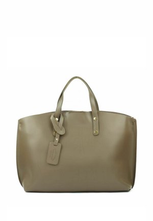 Grand sac tote en cuir taupe avec texture lisse, double poignées, quincaillerie dorée et une étiquette amovible. Design minimaliste sans motifs.