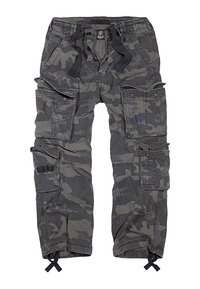 Pantalones cargo en un patrón de camuflaje gris, con múltiples bolsillos, puños ajustables y un cierre de botón con un lazo de tela.