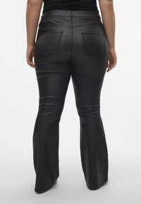 Zwarte nepleer flared broek met een hoge taille, voorzien van achterzakken en stiksels, een gladde textuur en een semi-glanzende afwerking.