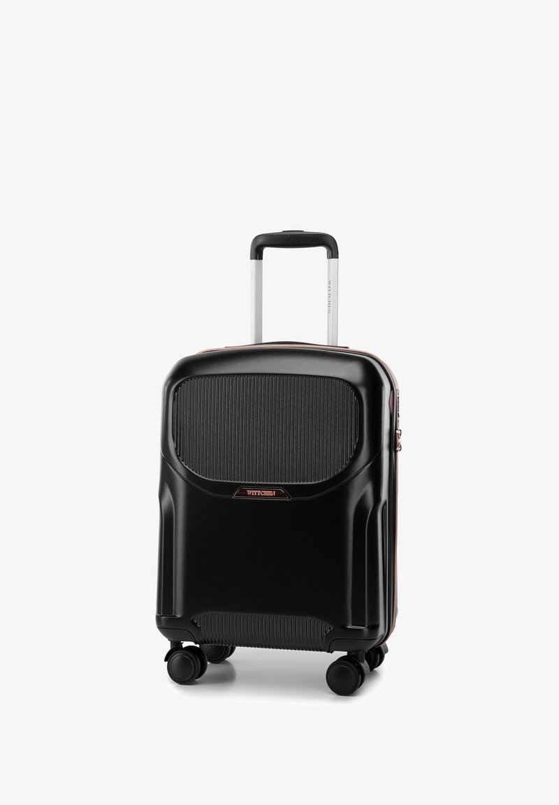 Černý tvrdý kufr s vertikálním žebrováním, kovovými detaily, teleskopickou rukojetí a čtyřmi dvojitými otočnými kolečky pro snadnou manipulaci.