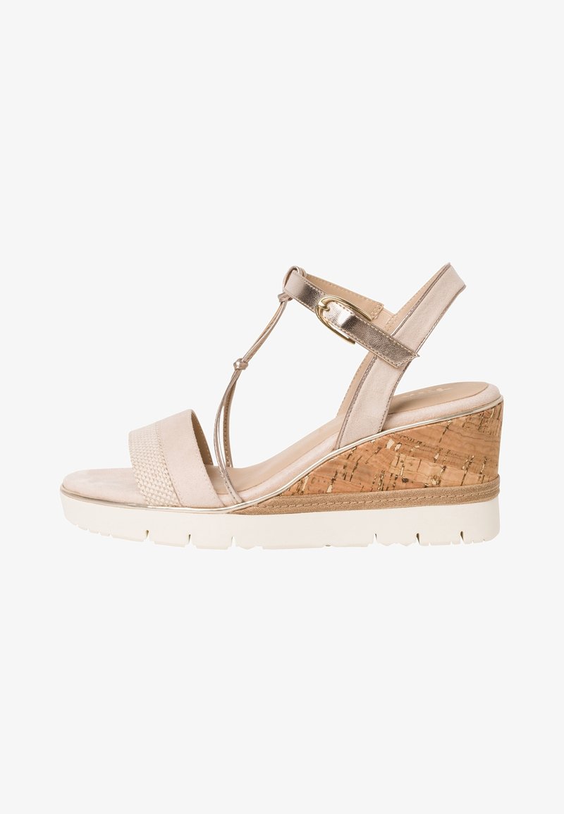 Jasno beżowe sandały na koturnie z korkową podstawą, z teksturowanym paskiem na palcach, designem T-strap i metalowymi akcentami.