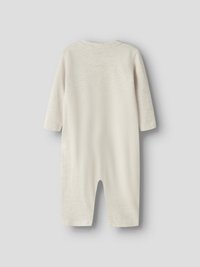 Gräddfärgad babybody med långa ärmar, mjuk textur, rund halsringning och korta ben. Enkel, enfärgad design utan mönster eller detaljer.