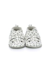 Scarpine bianche per bambini con motivo ancorato blu navy, realizzate in materiale morbido, con un design aperto e cinturini per una facile vestibilità.