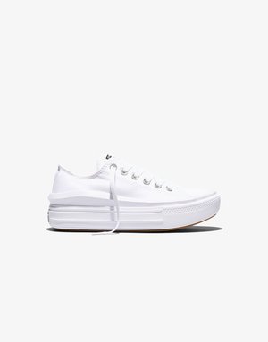 Balti zema profila auduma kedas ar biezu gumijas zoli, metāla acuļiem un vaļēju balti šņorēm uz balta fona