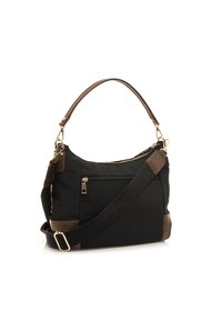 Borsa a mano in tessuto nero con base in pelle marrone, hardware dorato e tracolla rimovibile. Presenta una tasca con zip e un dettaglio a trama.