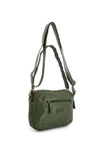 Grüne Leder-Crossbody-Tasche mit geflochtenem Tragegurt, Reißverschlussfächern, strukturierten Oberflächen und einer Fronttasche mit Markenlogo.