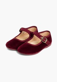 Bordeaux fluwelen Mary Jane-schoenen met een ronde neus, elastische band en kleine metalen gesp. Zachte, gestructureerde oppervlakte met een platte zool.