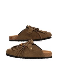 Zapatos marrones de ante sin cordones, con borlas, cuentas decorativas y una media suela de corcho. Suela de goma negra que proporciona tracción y estabilidad.