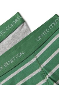 Zelené a šedé pruhované spodní prádlo a jednobarevné šedé spodní prádlo se zeleným pasem označené "UNITED COLORS OF BENETTON."