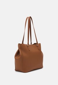 Hnědá texturovaná kožená taška přes rameno s dvojitými popruhy a jednoduchým obdélníkovým tvarem, vybavená přední kapsou a zlatavým kováním.