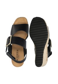 Zwarte leren sandalen met twee kruisbanden, een metalen gesp en een gestructureerde rubberen zool. Natuurlijke inlegzool met een jute-stijl tussenzool.