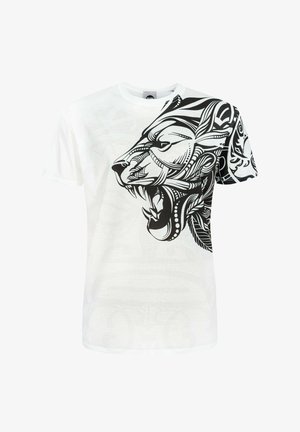 Camiseta blanca de manga corta con un gran gráfico de león negro con patrones y texturas intricadas en un lado.