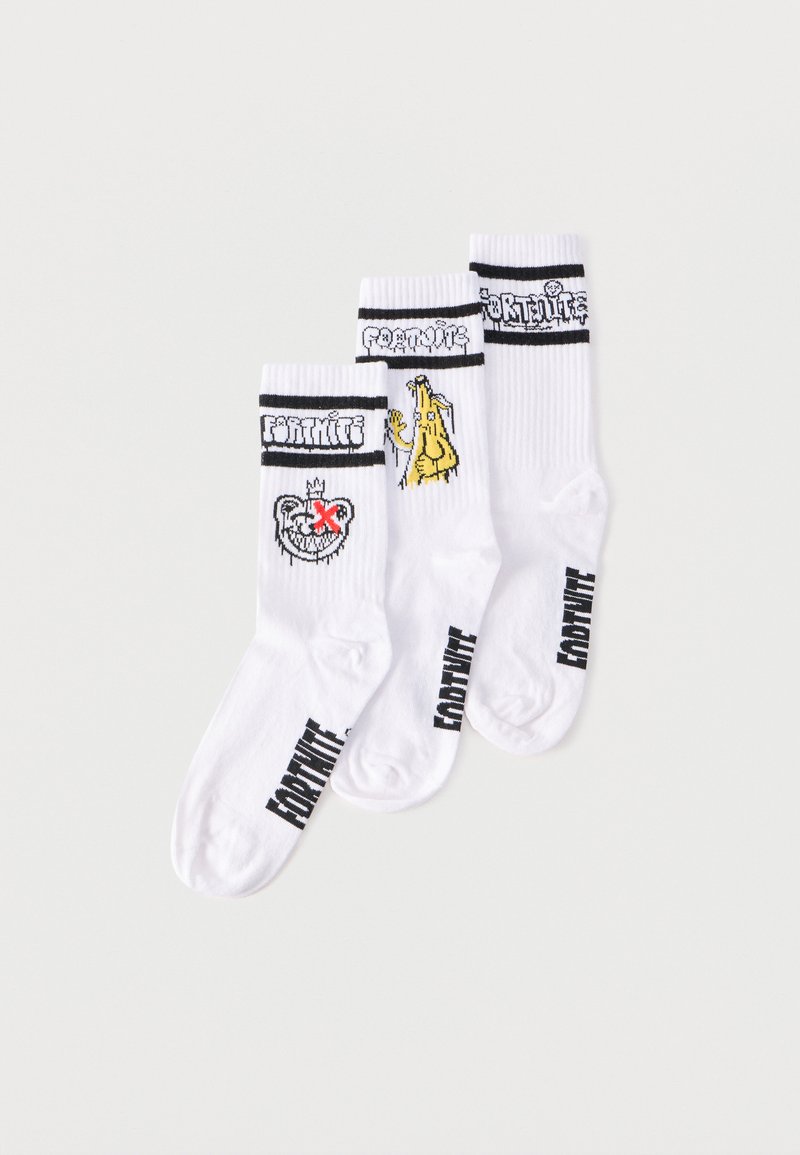 Tri biele ponožky do členkov s čiernym nápisom "Fortnite" a kreslenými postavičkami vrátane medvedej tváre a mávajúceho banánu.