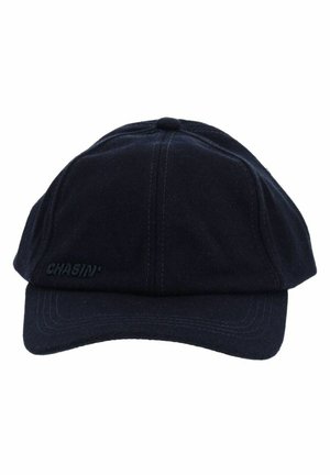 Schwarze Baseballkappe mit sechs Panels, gebogenem Schirm und dezent auf der Vorderseite links besticktem "CHASIN'"-Logo.