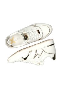 Bílé tenisky vyrobené z kůže s metalickým zlatým akcentem, texturovaným designem, šněrováním a gumovou podrážkou s rýhovaným vzorem.