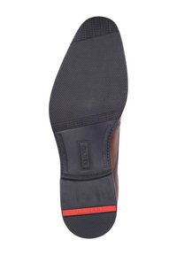 Scarpa in pelle marrone con suola in gomma. La suola presenta un motivo testurizzato e una striscia di accento rossa vicino al tallone.