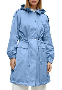 Giacca con cappuccio di un blu chiaro, con vita regolabile, due tasche frontali, polsini elasticizzati e chiusura a bottoni. Tessuto liscio e lucido.