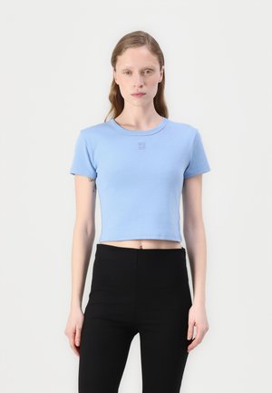 Lichtblauw cropped t-shirt van katoen, met een ronde halslijn en korte mouwen, voorzien van een klein geborduurd "HUGO" logo in het midden.