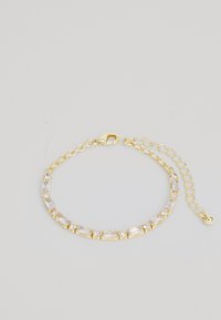 Bracelet en or avec des gemmes rectangulaires transparentes montées sur un design à griffes, doté d'une extension en chaîne avec un fermoir à perle ronde.