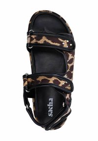 Zwarte en tan luipaardprint sandalen met drie verstelbare banden, bovenwerk van textuurstof en metalen hardware-accenten.