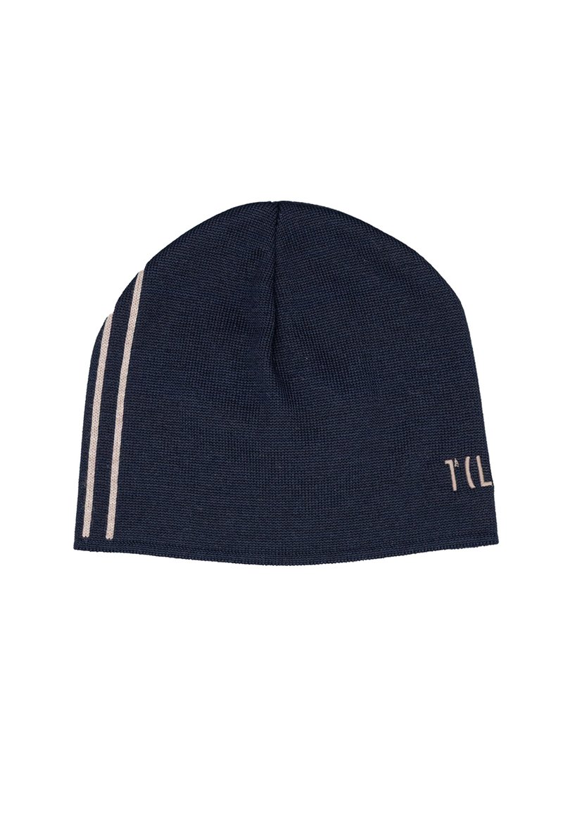 Berretto beanie lavorato a maglia di colore blu scuro con tessuto strutturato, caratterizzato da due strisce grigio chiaro su un lato e un logo vicino al bordo inferiore.