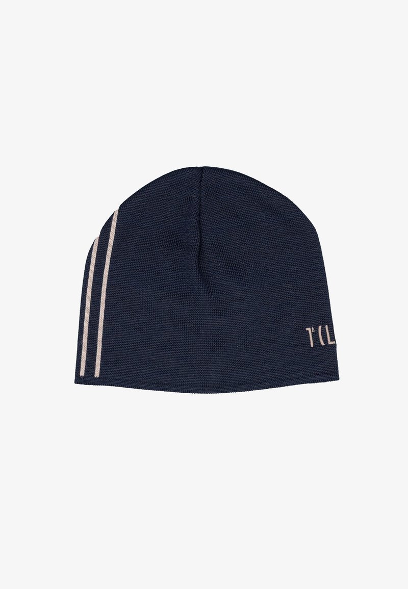 Berretto beanie lavorato a maglia di colore blu scuro con tessuto strutturato, caratterizzato da due strisce grigio chiaro su un lato e un logo vicino al bordo inferiore.