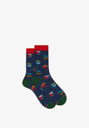 Marineblaue Socken mit bunten Vogelkopf-Mustern, roten Bündchen und dunkelgrünen Fersen und Zehen.