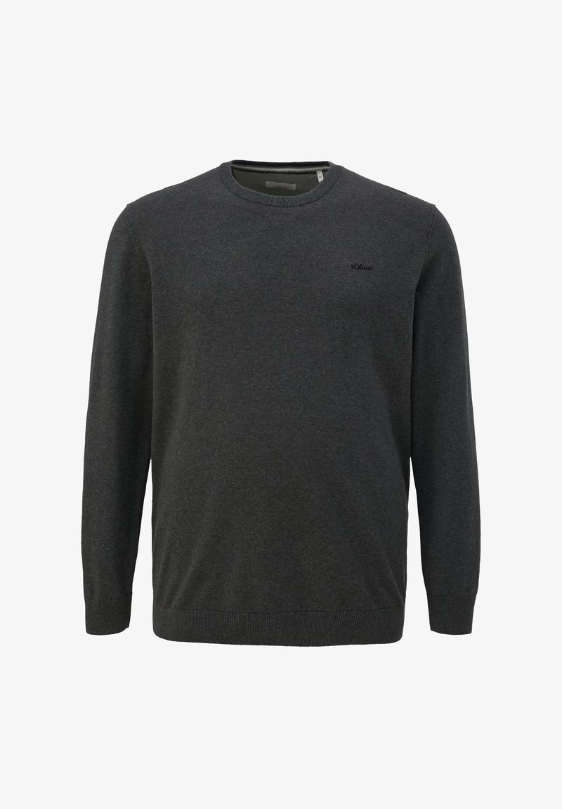 Pull à manches longues gris foncé avec col rond, poignets et ourlet côtelés, petit logo discret sur le côté gauche de la poitrine.