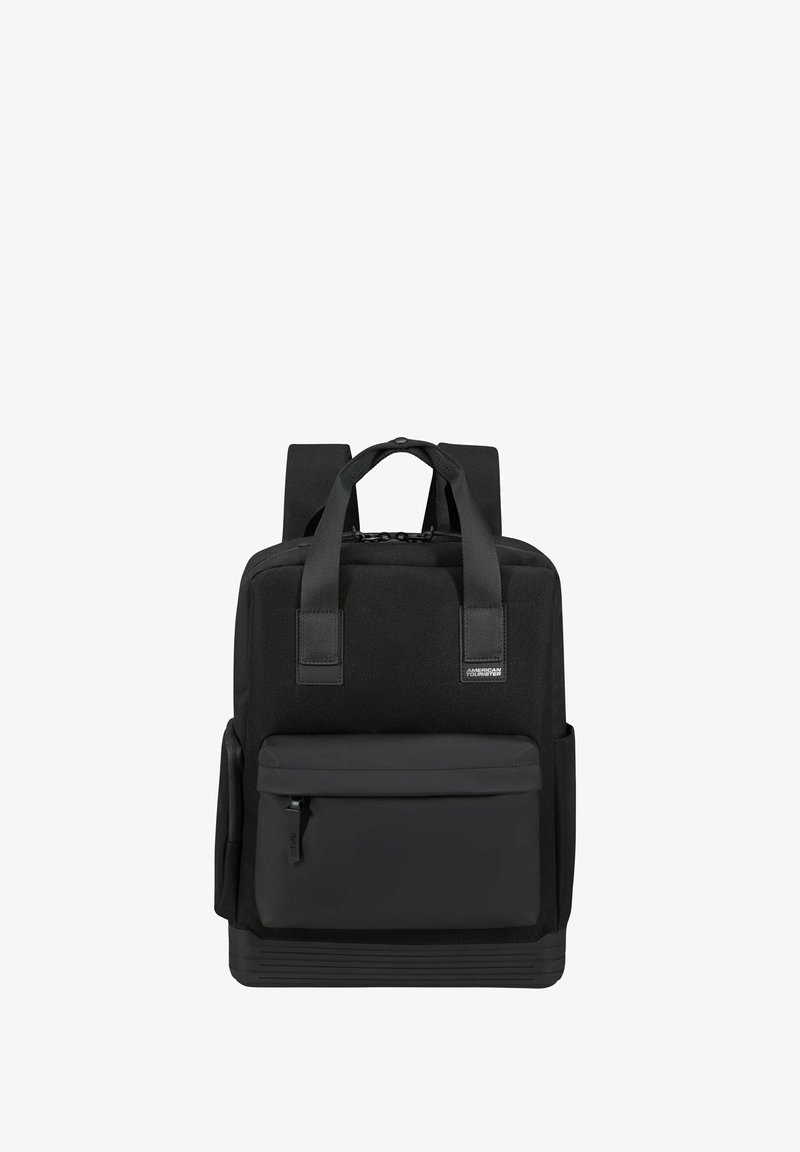 Schwarzer Rucksack aus strukturiertem Material, mit verstellbaren Tragegurten, einer Fronttasche und einem dezenten Logo. Strukturiertes Design mit geschwungener Form.