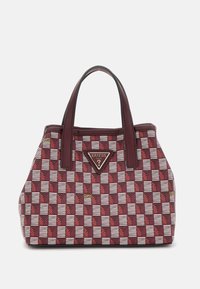 Donkerrode en witte geruite stoffen handtas met twee handvatten, met een driehoekig metallic logo en gouden accenten aan de voorkant.