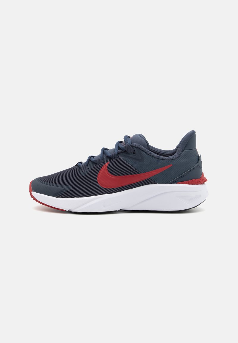 Baskets de course navy avec accents rouges, tige texturée et design épuré. Dispose d'une semelle intermédiaire blanche et d'une semelle extérieure en caoutchouc noir.