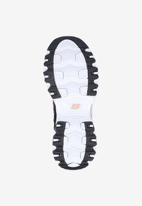 Semelle de chaussure de sport noir et blanc avec caoutchouc texturé, motif de semelle distinctif et un logo au centre.