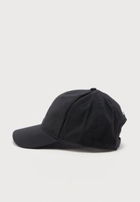 Μαύρο καπέλο μπάσκετ με έξι πάνελ, καμπυλωτό γείσο και ρυθμιζόμενο λουράκι, απεικονίζεται μπροστά σε λευκό απλό φόντο.