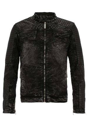 Schwarze, verschlissene Bikerjacke mit gesteppten Schultern und Ärmeln, Nietenverzierung auf der Brust, vorderem Reißverschluss und Taschen mit Knopfklappen.