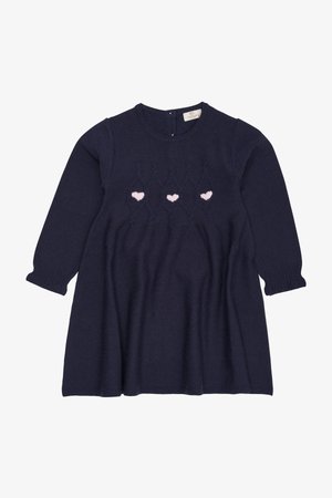 Tamsiai mėlynas megztas suknelė su ilgomis rankovėmis, puikuojanti deimanto raštu ir trimis rožinėmis širdelėmis ant krūtinės. Paprastas apvalus iškirpimas ir išsiplėtusi forma.