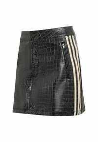 Černá minisukně z umělé krokodýlí kůže s dvěma svislými krémovými pruhy, vybavená postranním zipem a knoflíkovým zapínáním v pase.