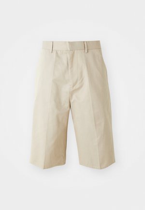 Beige op maat gemaakte shorts met een rechte snit, voorzien van riemlussen, geplooide voorkant en een gladde katoenstructuur. Geen zakken of extra details.