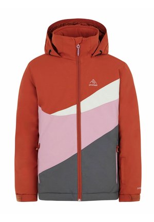 Osoba ubrana w rdzawą kurtkę narciarską z różowymi, białymi i szarymi ukośnymi panelami, dopasowane spodnie narciarskie oraz czarne buty narciarskie.
