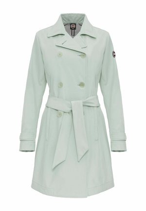 Heleheleroheline kahekordse nööpimisega vihmamantel laiade kraede, sobiva vöö, kinnitatud mansettide, küljetaskute ja vasakul varrukal oleva logoga plaastriga.