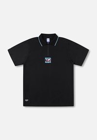 Μαύρο κοντομάνικο πόλο μπλουζάκι με φερμουάρ στον γιακά, με πολύχρωμο λογότυπο στο στήθος και αντίθετες ανοιχτό μπλε λεπτομέρειες.